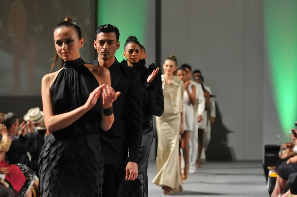 NUEVA YORK-16 DE SEPTIEMBRE: Modelos pasean por la pasarela en el show de Joseph Domingo en Waldorf Astoria para la Primavera Verano 2013 durante la Semana de la Moda Couture el 16 de septiembre de 2012 en la ciudad de Nueva York —  Fotos de Stock