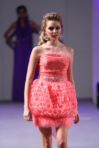 NEW YORK - 16 SEPTEMBRE : Un mannequin marche sur la piste du défilé Carlos Vigil à Waldorf Astoria pour le printemps été 2013 lors de la Couture Fashion Week le 16 septembre 2012 à New York — Photo