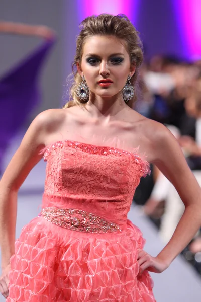 NEW YORK - 16 SEPTEMBRE : Un mannequin marche sur la piste du défilé Carlos Vigil à Waldorf Astoria pour le printemps été 2013 lors de la Couture Fashion Week le 16 septembre 2012 à New York — Photo