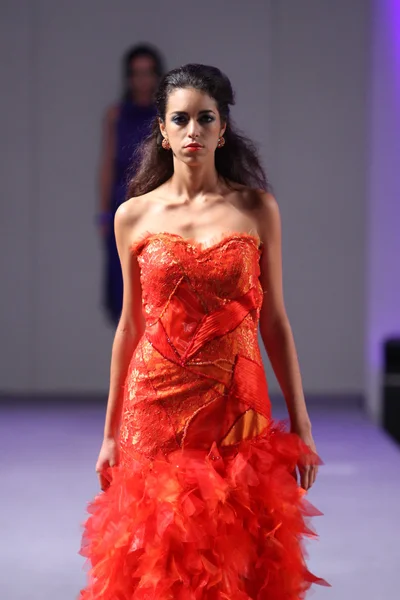 NUEVA YORK - 16 DE SEPTIEMBRE: Modelo camina pasarela en el Carlos Vigil show en Waldorf Astoria para la Primavera Verano 2013 durante la Semana de la Moda Couture el 16 de septiembre de 2012 en la ciudad de Nueva York — Foto de Stock