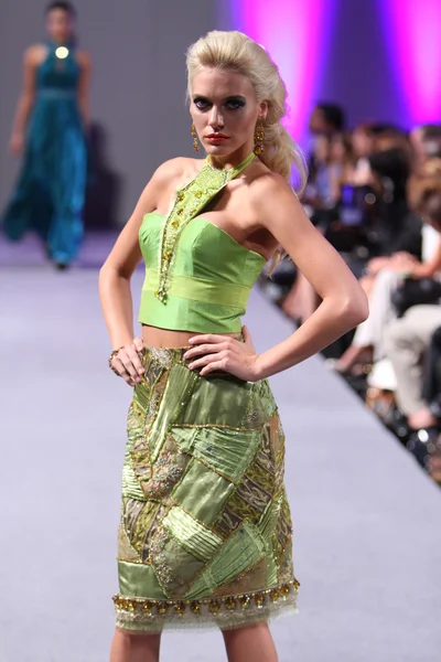 NUEVA YORK - 16 DE SEPTIEMBRE: Modelo camina pasarela en el Carlos Vigil show en Waldorf Astoria para la Primavera Verano 2013 durante la Semana de la Moda Couture el 16 de septiembre de 2012 en la ciudad de Nueva York —  Fotos de Stock