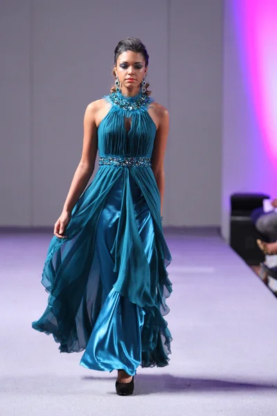 NEW YORK- SEPTEMBER 16: Model walks runway at the Carlos Vigil show at Waldorf Astoria for Spring Summer 2013 during Couture Fashion Week on September 16, 2012 in New York City — Stock Photo, Image