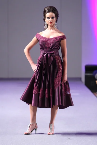 NEW YORK - 16 SEPTEMBRE : Un mannequin marche sur la piste du défilé Carlos Vigil à Waldorf Astoria pour le printemps été 2013 lors de la Couture Fashion Week le 16 septembre 2012 à New York — Photo