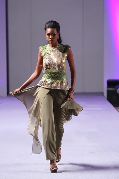 NEW YORK- SEPTEMBER 16: Model walks runway at the Carlos Vigil show at Waldorf Astoria for Spring Summer 2013 during Couture Fashion Week on September 16, 2012 in New York City — Stock Photo, Image