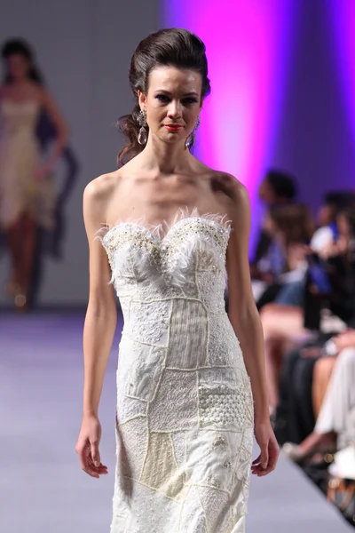 NEW YORK - 16 SEPTEMBRE : Un mannequin marche sur la piste du défilé Carlos Vigil à Waldorf Astoria pour le printemps été 2013 lors de la Couture Fashion Week le 16 septembre 2012 à New York — Photo