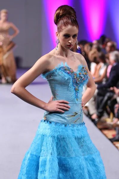 NEW YORK - 16 SEPTEMBRE : Un mannequin marche sur la piste du défilé Carlos Vigil à Waldorf Astoria pour le printemps été 2013 lors de la Couture Fashion Week le 16 septembre 2012 à New York — Photo