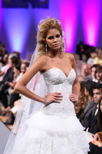 New york - september 16: model läuft laufsteg bei der carlos vigil show im waldorf astoria frühling sommer 2013 während der couture fashion week am 16. september 2012 in new york city — Stockfoto