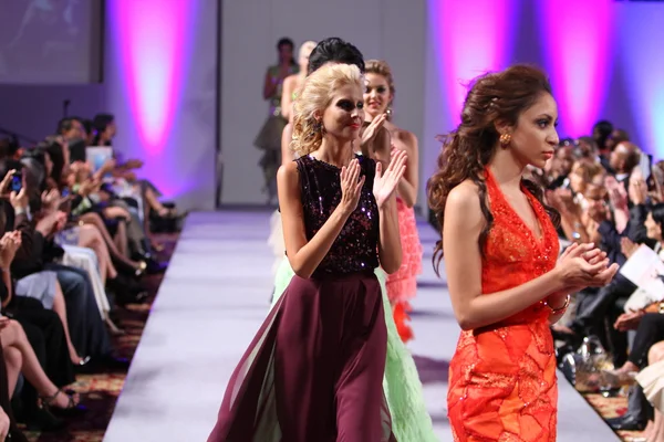 NUEVA YORK - 16 DE SEPTIEMBRE: Modelos pasean por la pasarela en el espectáculo de Carlos Vigil en Waldorf Astoria para la Primavera Verano 2013 durante la Semana de la Moda Couture el 16 de septiembre de 2012 en la ciudad de Nueva York — Foto de Stock