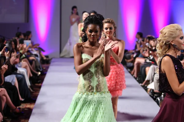 NEW YORK - 16 SEPTEMBRE : Des mannequins défilent au défilé Carlos Vigil à Waldorf Astoria pour le printemps été 2013 lors de la Couture Fashion Week le 16 septembre 2012 à New York — Photo