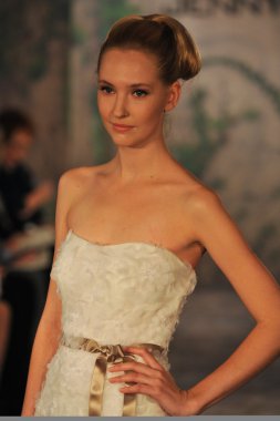 New york-14 Ekim: modelleri 2012 new york City, ny octobber 14, pist için jenny lee gelinlik koleksiyonu Güz 2013 ny gelin moda haftası için yürüyor