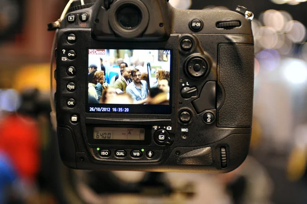 NOVA IORQUE - OUTUBRO 26: Novo equipamento fotográfico exibido na PDN PhotoPlus Expo é o maior show de fotografia da América do Norte, foi realizado no Jacob K Javits Convention Center em Nova York — Fotografia de Stock