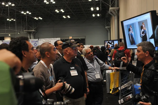 NUEVA YORK - 26 DE OCTUBRE: asistir a la PDN PhotoPlus Expo es la exposición de fotografía más grande de América del Norte, se celebró en el Jacob K Javits Convention Center en Nueva York — Foto de Stock