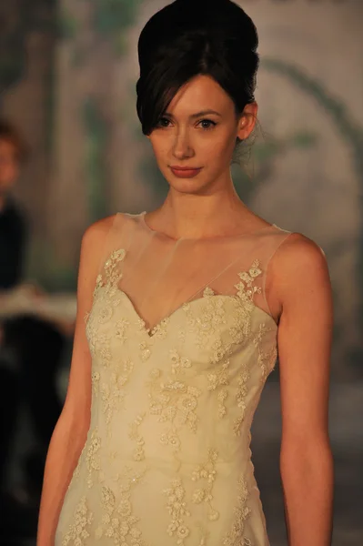 NEW YORK- OCTOBER 14: Models walks runway for Jenny Lee Bridal collection for Fall 2013 during NY Bridal Fashion Week on Octobber 14, 2012 in New York City, NY — Stock Photo, Image