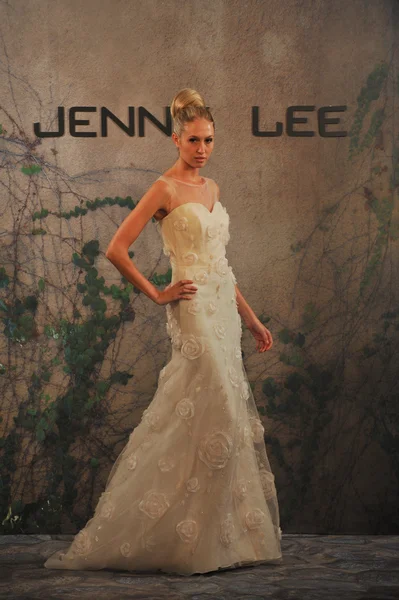 NOVA IORQUE-OUTUBRO 14: Modelos anda pista para Jenny Lee coleção nupcial para Outono 2013 durante NY Noiva Fashion Week em outubro 14, 2012 em Nova York, NY — Fotografia de Stock
