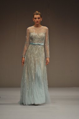 New york-14 Ekim: modelleri 2012 new York'ta octobber 14, pist terani couture gelinlik koleksiyonu pier 94, sonbaharın 2013 ny gelin moda haftası için yürüyor