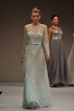 New york-14 Ekim: modelleri 2012 new York'ta octobber 14, pist terani couture gelinlik koleksiyonu pier 94, sonbaharın 2013 ny gelin moda haftası için yürüyor