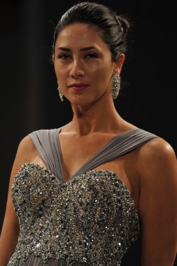 New york-14 Ekim: modelleri 2012 new York'ta octobber 14, pist terani couture gelinlik koleksiyonu pier 94, sonbaharın 2013 ny gelin moda haftası için yürüyor