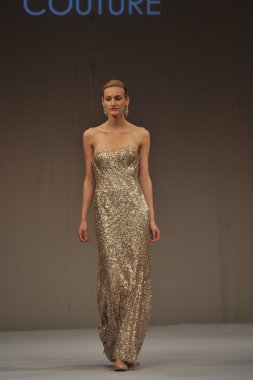 New york-14 Ekim: modelleri 2012 new York'ta octobber 14, pist terani couture gelinlik koleksiyonu pier 94, sonbaharın 2013 ny gelin moda haftası için yürüyor