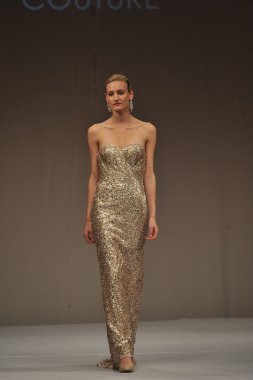 New york-14 Ekim: modelleri 2012 new York'ta octobber 14, pist terani couture gelinlik koleksiyonu pier 94, sonbaharın 2013 ny gelin moda haftası için yürüyor