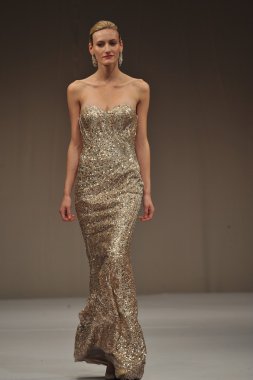 New york-14 Ekim: modelleri 2012 new York'ta octobber 14, pist terani couture gelinlik koleksiyonu pier 94, sonbaharın 2013 ny gelin moda haftası için yürüyor