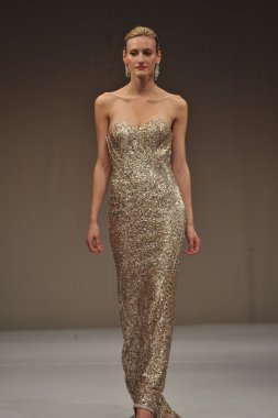 New york-14 Ekim: modelleri 2012 new York'ta octobber 14, pist terani couture gelinlik koleksiyonu pier 94, sonbaharın 2013 ny gelin moda haftası için yürüyor