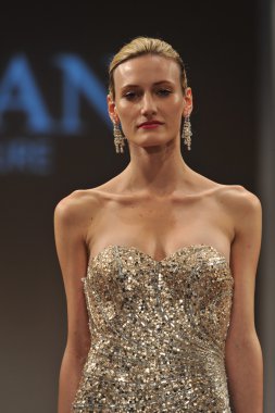 New york-14 Ekim: modelleri 2012 new York'ta octobber 14, pist terani couture gelinlik koleksiyonu pier 94, sonbaharın 2013 ny gelin moda haftası için yürüyor