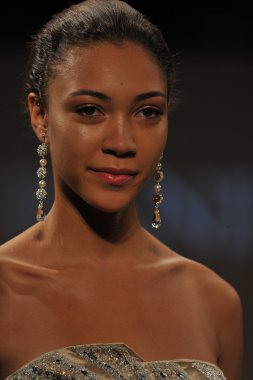 New york-14 Ekim: modelleri 2012 new York'ta octobber 14, pist terani couture gelinlik koleksiyonu pier 94, sonbaharın 2013 ny gelin moda haftası için yürüyor