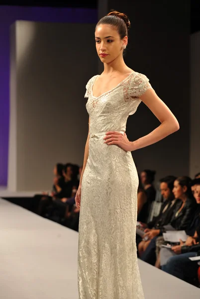 NEW YORK - 14 OTTOBRE: sfilata di modelle per Sarah Janks Focus sulla sfilata nuziale Couture per l'autunno 2013 durante la NY Bridal Fashion Week il 14 ottobre 2012 a New York City, New York — Foto Stock