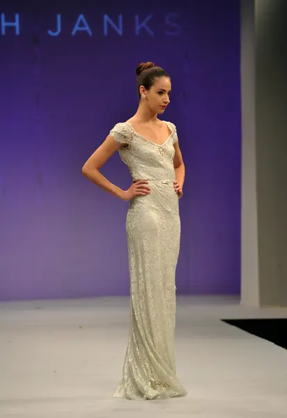 New york-október 14-én: modell sétál a kifutópálya a sarah janks reflektorfénybe couture esküvői show őszi 2013-ny esküvői divat héten október 14-én, 2012 new york City, ny — Stock Fotó