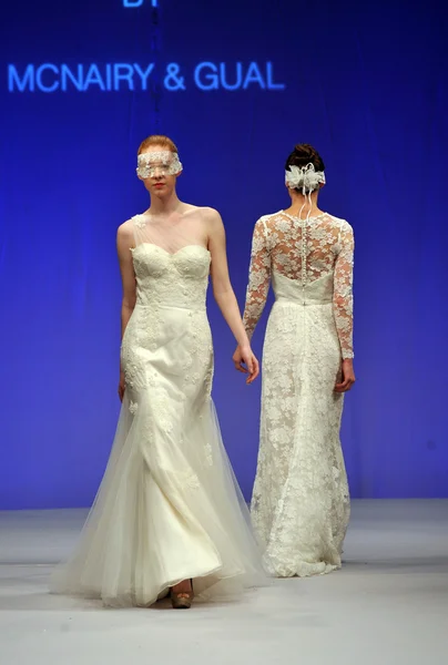 NOVA IORQUE-OUTUBRO 14: Modelos caminha pista para Tulle Spotlight em Couture desfile de noivas para Outono 2013 durante NY Bridal Fashion Week em outubro 14, 2012 em Nova York — Fotografia de Stock