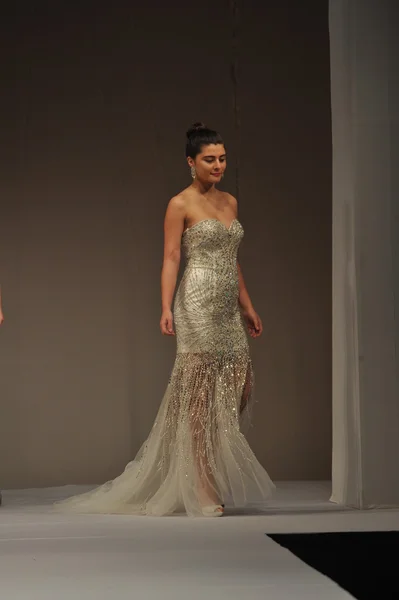 New york-október 14-én: modellek séta kifutópálya terani couture menyasszonyi gyűjtemény mólón 94, őszi 2013-ny esküvői divat héten octobber 14, 2012-ben a new York-i — Stock Fotó