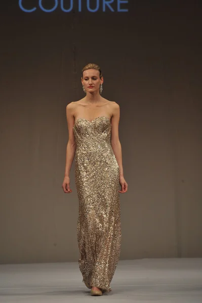 NEW YORK- OCTOBER 14: Models walks runway for Terani Couture Bridal collection at Pier 94 for Fall 2013 during NY Bridal Fashion Week on Octobber 14, 2012 in New York — Stock Photo, Image