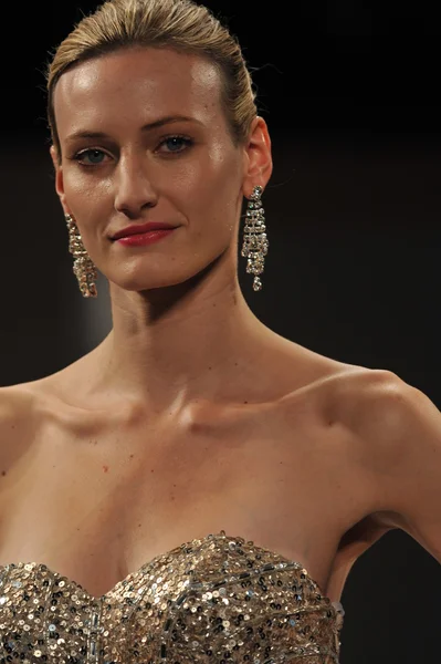 NEW YORK- OCTOBER 14: Models walks runway for Terani Couture Bridal collection at Pier 94 for Fall 2013 during NY Bridal Fashion Week on Octobber 14, 2012 in New York — Stock Photo, Image