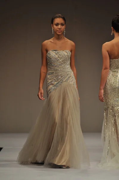 NEW YORK - 14 OTTOBRE: le modelle sfilano per la collezione Terani Couture Bridal al Pier 94 per l'autunno 2013 durante la NY Bridal Fashion Week il 14 ottobre 2012 a New York — Foto Stock