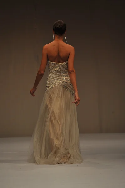 New york-14 Ekim: modelleri 2012 new York'ta octobber 14, pist terani couture gelinlik koleksiyonu pier 94, sonbaharın 2013 ny gelin moda haftası için yürüyor — Stok fotoğraf