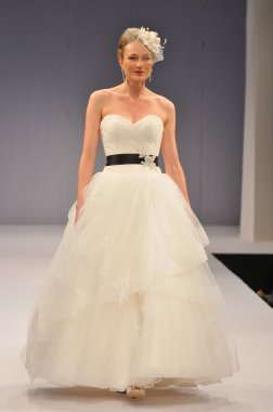 New york-14 Ekim: modelleri anne mavna gelin gösteri ny Gelin Moda Haftası 14 Ekim 2012 2013 Güz için new york City, ny için pist yürür