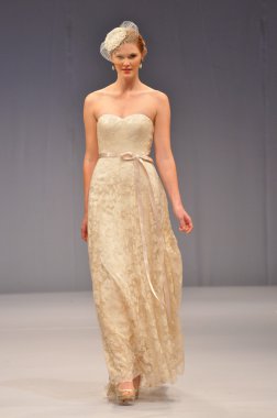 New york-14 Ekim: modelleri anne mavna gelin gösteri ny Gelin Moda Haftası 14 Ekim 2012 2013 Güz için new york City, ny için pist yürür