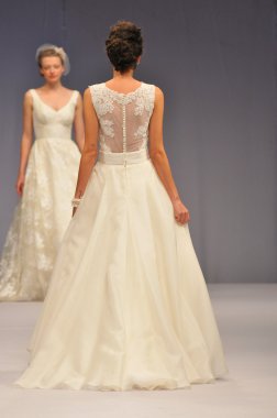 New york-14 Ekim: modelleri anne mavna gelin gösteri ny Gelin Moda Haftası 14 Ekim 2012 2013 Güz için new york City, ny için pist yürür