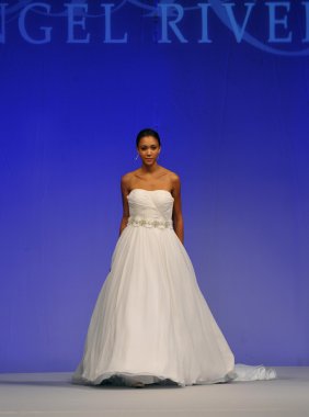 New york-14 Ekim: modelleri angel riviera gelin gösteri ny Gelin Moda Haftası 14 Ekim 2012 2013 Güz için new york City, ny için pist yürür