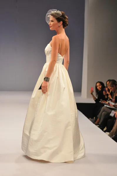 NEW YORK- 14 OCTOBRE : Des mannequins marchent sur la piste du défilé de mariage Anne Barge pour l'automne 2013 lors de la NY Bridal Fashion Week le 14 octobre 2012 à New York, NY — Photo