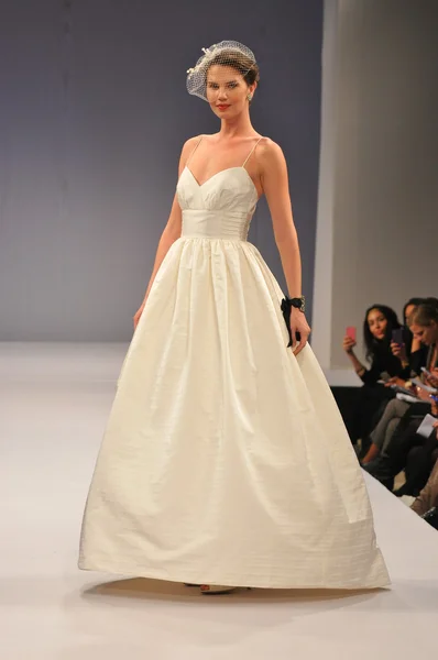NEW YORK- OCTOBER 14: Models walks runway for Anne Barge bridal show for Fall 2013 during NY Bridal Fashion Week on October 14, 2012 in New York City, NY — Stock Photo, Image