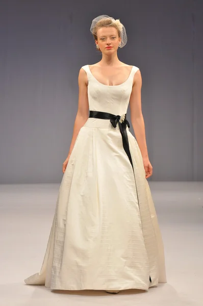 NEW YORK - 14 OTTOBRE: Modelli cammina pista per Anne Barge spettacolo nuziale per l'autunno 2013 durante NY Bridal Fashion Week il 14 ottobre 2012 a New York City, NY — Foto Stock