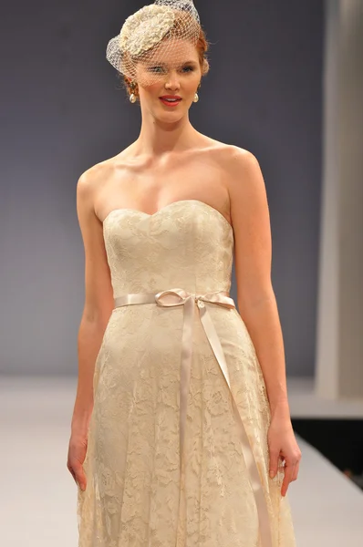 纽约-10 月 14 日： 模型走跑道为安妮驳船婚纱秀 2013年秋季在 2012 年 10 月 14 日在纽约婚纱时装周期间在纽约州纽约市 — 图库照片