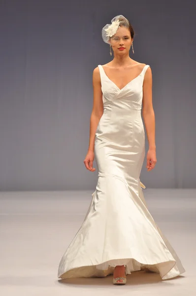 NEW YORK- OCTOBER 14: Models walks runway for Anne Barge bridal show for Fall 2013 during NY Bridal Fashion Week on October 14, 2012 in New York City, NY — Stock Photo, Image