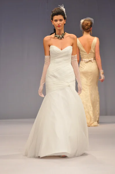 NEW YORK- OCTOBER 14: Models walks runway for Anne Barge bridal show for Fall 2013 during NY Bridal Fashion Week on October 14, 2012 in New York City, NY — Stock Photo, Image