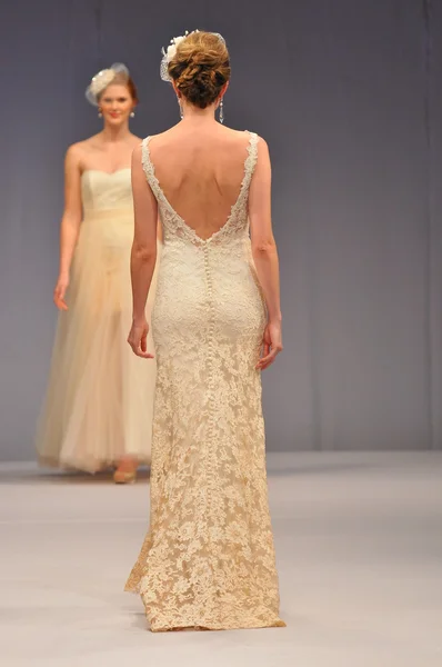 NOU YORK- OCTOMBRIE 14: Modele merge pe pista pentru show-ul de mireasa Anne Barge pentru toamna 2013 in timpul NY Bridal Fashion Week pe 14 octombrie 2012 in New York City, NY — Fotografie, imagine de stoc