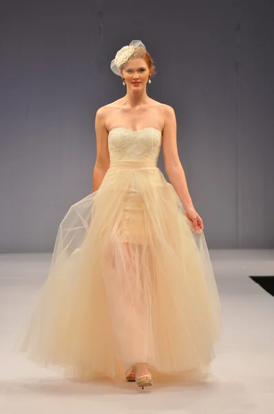 NEW YORK - 14 OTTOBRE: Modelli cammina pista per Anne Barge spettacolo nuziale per l'autunno 2013 durante NY Bridal Fashion Week il 14 ottobre 2012 a New York City, NY — Foto Stock