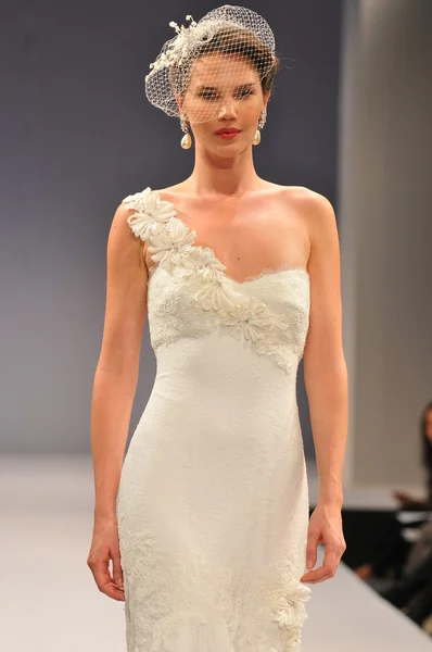 NEW YORK- OCTOBER 14: Models walks runway for Anne Barge bridal show for Fall 2013 during NY Bridal Fashion Week on October 14, 2012 in New York City, NY — Stock Photo, Image