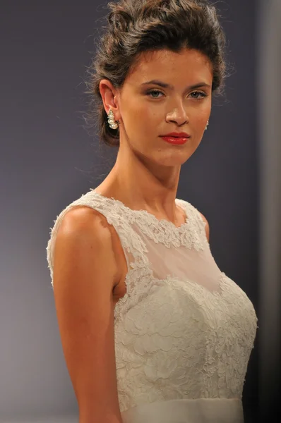 NEW YORK- OCTOBER 14: Models walks runway for Anne Barge bridal show for Fall 2013 during NY Bridal Fashion Week on October 14, 2012 in New York City, NY — Stock Photo, Image