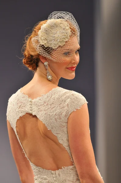 New york-október 14-én: modellek sétál a kifutópálya anne uszály menyasszonyi show őszi 2013-ny esküvői divat héten október 14-én, 2012 new york City, ny — Stock Fotó
